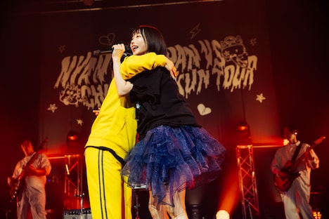 抱き合うナヲとano。（撮影：横山マサト