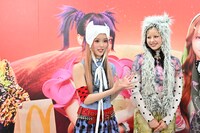 左からCHISA、HARVEY。