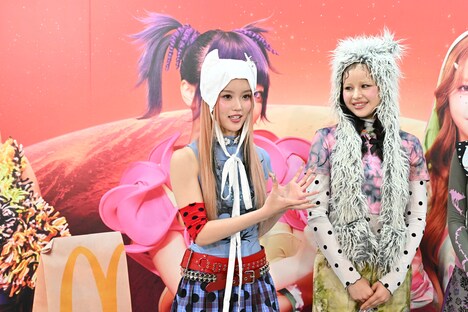 左からCHISA、HARVEY。