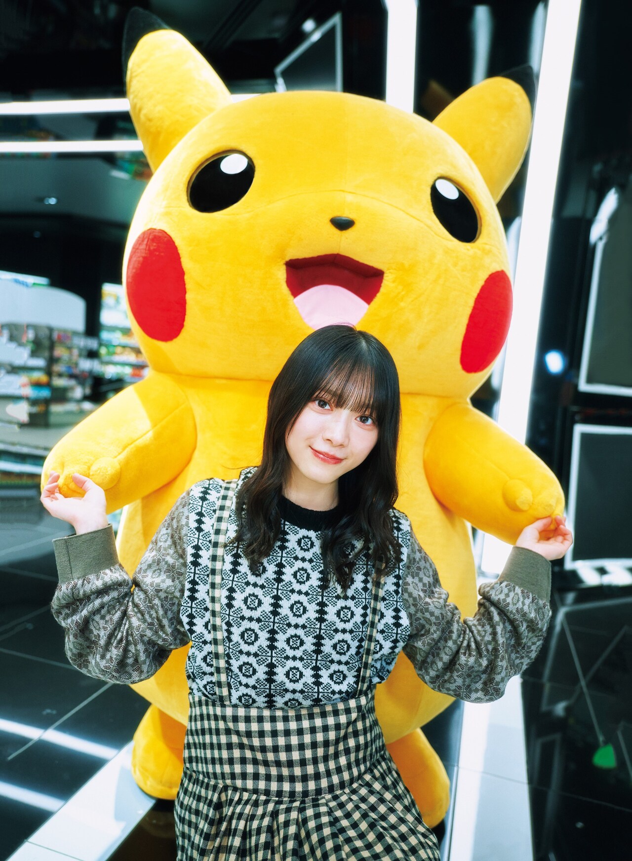 後ろからピカチュウ、森田ひかる。