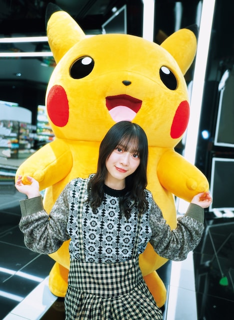 後ろからピカチュウ、森田ひかる。