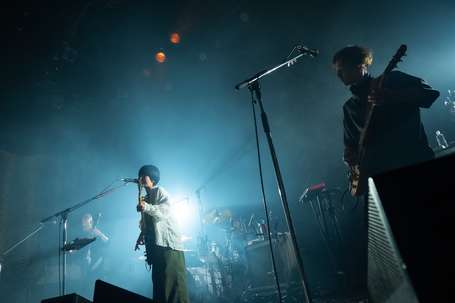 橋本絵莉子のライブの様子。