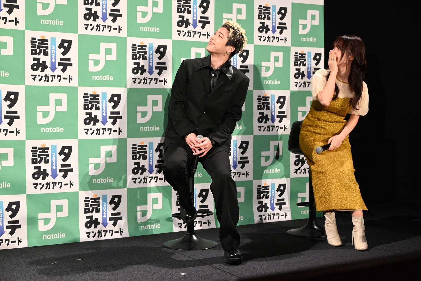 受賞作の発表を見るSHUNTO（BE:FIRST）、伊織もえ。