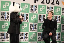 阿賀沢紅茶に質問するSHUNTO（右）。