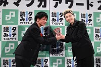 SHUNTOからトロフィーを受け取る江藤俊司（左）。