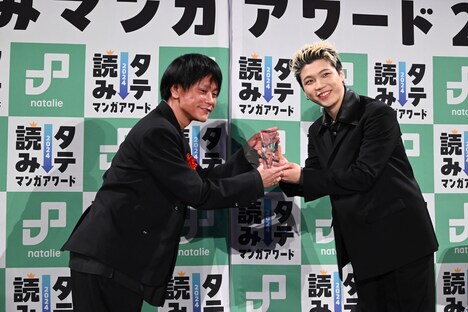 SHUNTOからトロフィーを受け取る江藤俊司(左)。