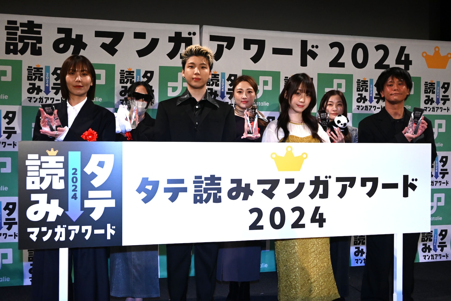 左から廣田佳穂氏、つるこ。、SHUNTO、高ウンビ氏、伊織もえ、阿賀沢紅茶代理・吉田奈穂氏、江藤俊司。