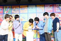 ハイチュウでできたケーキを囲むなにわ男子。