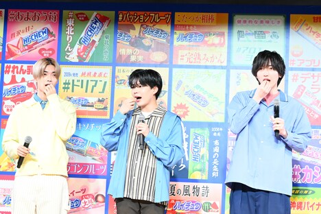 ハイチュウを食べる高橋恭平、長尾謙杜、道枝駿佑。