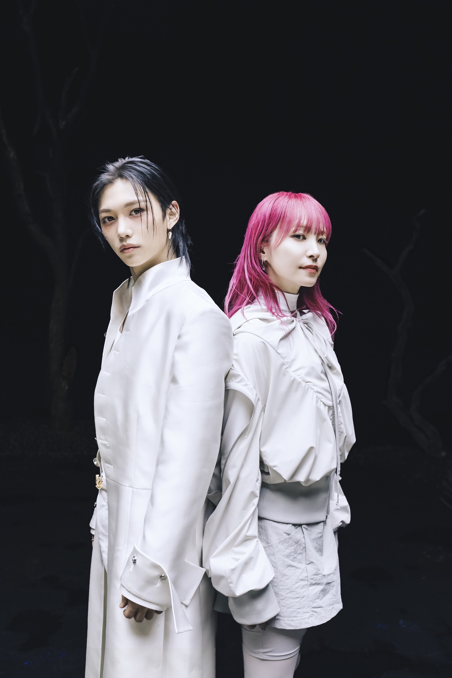 左からフィリックス（Stray Kids）、LiSA。