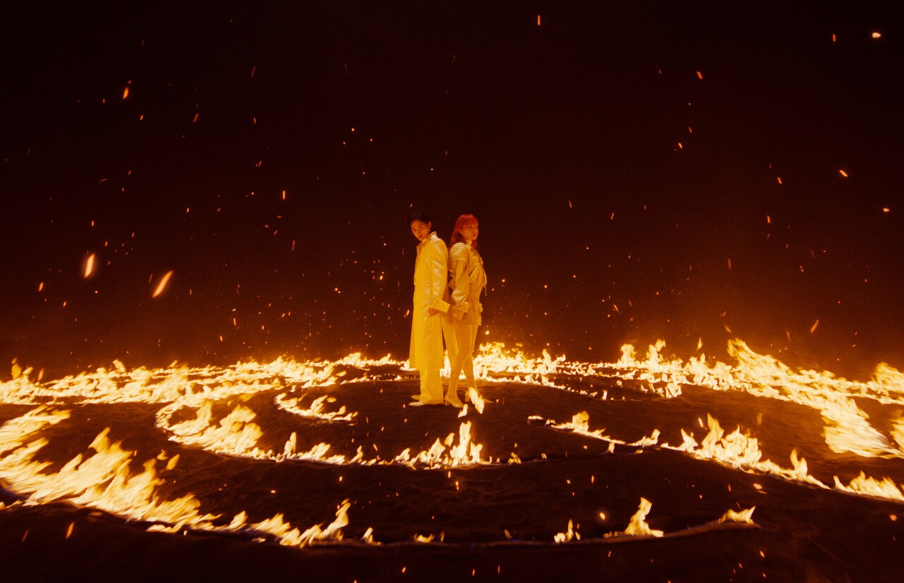 LiSAとStray Kidsフィリックスが炎に囲まれながらも歌う「ReawakeR」MV