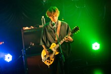 橋本絵莉子のバンドメンバーの曽根巧（G）。