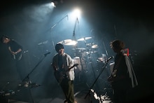 橋本絵莉子のライブの様子。