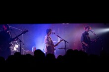 橋本絵莉子のライブの様子。