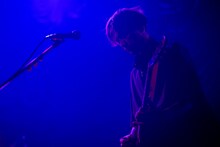 橋本絵莉子のバンドメンバーの曽根巧（G）。