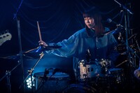 橋本絵莉子のバンドメンバーの北野愛子（Dr）。