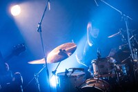 橋本絵莉子のバンドメンバーの北野愛子（Dr）。