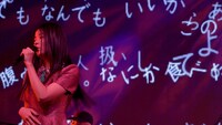 田村芽実「無形有形」のライブ映像より。