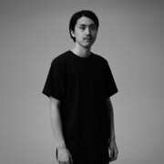 「あなたと生きる『ことば』たち」のグラフィックデザインを手がける佐々木俊。