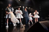 清 竜人25結成時の知られざるエピソードを明かす清竜人（中央）。