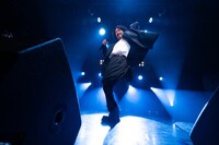 「スケベ！」コールを受けてダンスする清竜人。