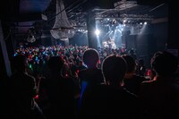 清 竜人25のライブを見守るTHE SUPER FRUIT。
