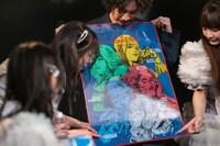 ポスターでツアー会場を確認する清 竜人25。