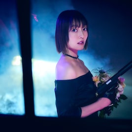 花澤香菜が「忍者と殺し屋のふたりぐらし」OPテーマ担当、拳銃を手に妖艶に佇むビジュアル公開