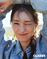 「CLASSY.」4月号より宮本茉由。（撮影：倉本侑磨［Pygmy Company］）