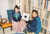 左から東村アキコ、金田康平（THEラブ人間）。