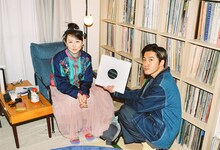 左から東村アキコ、金田康平（THEラブ人間）。