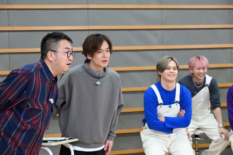 診断結果をのぞき込むなすなかにし。