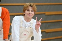 ピースするタカシ。