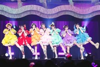 「FRUITS ZIPPER OFFICIAL FANCLUB LIVE -うぃーあーふるっぱー!!-」の様子。