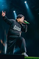 岡崎体育「みんなの言いなり！歌えおだんごくん」の様子。