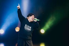 岡崎体育「みんなの言いなり！歌えおだんごくん」の様子。