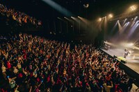 岡崎体育「みんなの言いなり！歌えおだんごくん」の様子。