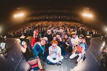 「Fishmans『Uchu Nippon Tokyo』」アンコールでの記念撮影。（撮影：西槇太一）