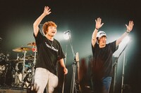 茂木欣一（Dr, Vo）、柏原譲（B）（撮影：西槇太一）