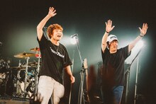 茂木欣一（Dr, Vo）、柏原譲（B）（撮影：西槇太一）