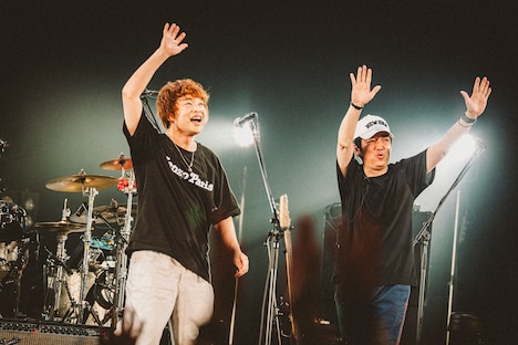 茂木欣一（Dr, Vo）、柏原譲（B）（撮影：西槇太一）