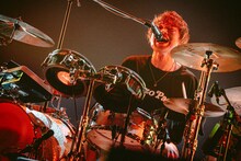 茂木欣一（Dr, Vo）（撮影：西槇太一）