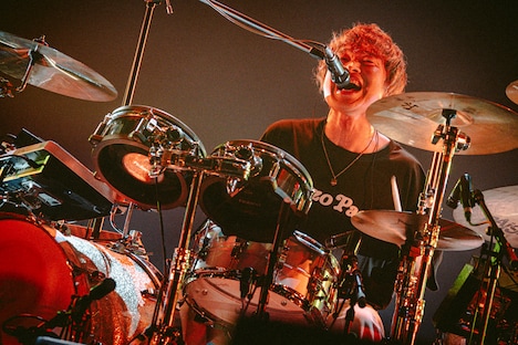 茂木欣一（Dr, Vo）（撮影：西槇太一）