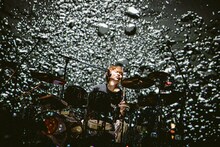 茂木欣一（Dr, Vo）（撮影：西槇太一）