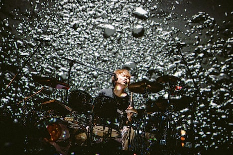 茂木欣一（Dr, Vo）（撮影：西槇太一）