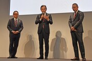 左から豊田章男氏、都倉俊一氏、村松俊亮氏。