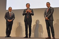 左から豊田章男氏、都倉俊一氏、村松俊亮氏。