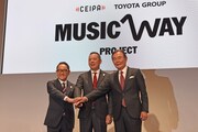 左から豊田章男氏、村松俊亮氏、都倉俊一氏。