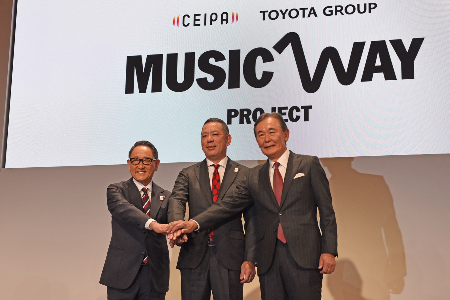 左から豊田章男氏、村松俊亮氏、都倉俊一氏。