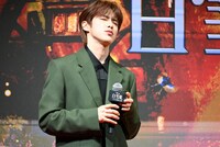 回答を考える河野純喜（JO1）。